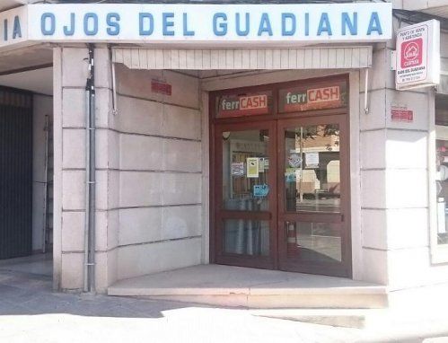 Materiales de ferretería online
En Ojos del Guadiana encontrarás los artículos de ferretería que necesitas para tu próximo proyecto. Disponemos de una amplia gama de productos que incluyen herramientas manuales, maquinaria eléctrica y otros materiales esenciales para diferentes sectores.

Trabajamos con marcas líderes en el sector, asegurando la mejor calidad y rendimiento.

Artículos y herramientas de ferretería
Nuestra selección abarca desde artículos básicos para pequeñas reparaciones o mantenimiento en nuestro hogar, hasta otros un poco más especializados para profesionales que se dediquen al bricolaje, fontanería, jardinería u otros.
Herramientas de ferretería básicas para el hogar
Para los aficionados del bricolaje, ofrecemos soluciones prácticas y asequibles. Mantén tu caja de herramientas completa con tornillos, tuercas, alicates y más. Sin olvidar incluir elementos de seguridad como guantes, calzado o gafas de protección mientras trabajas.
Ferretería para profesionales
Desde nuestra ferretería sabemos que los profesionales también necesitan llevar a cabo su trabajo diario, por eso ofrecemos una selección específica para gremios como la construcción, cerrajería o la jardinería.
En nuestra ferretería online encontrarás ofertas permanentes y un catálogo actualizado para cubrir todas tus necesidades. ¿No encuentras lo que estabas buscando? Ponte en contacto con nuestro equipo y lo buscamos por ti.
 ¡Escríbenos!